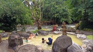 Healing Bersama Keluarga, Pemandian Air Panas Penatahan Jadi Rekomendasi