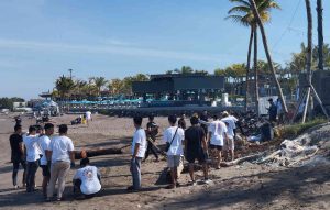 Konsisten Jaga Lingkungan, Karyawan Atlas Beach Fest Bersihkan Sampah Pantai Berawa