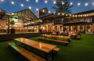 Tempat Terbaru di Uluwatu, Ape Club, Kini Membuka Pintu untuk Pengalaman Kuliner dan Bir Craft yang Unik