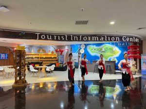 Hari Pelanggan Nasional, Bandara Ngurah Rai Suguhkan Tarian dan Souvenir ke Pengguna Jasa