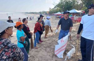 Jelang Hari Pariwisata Dunia, Dispar Bali Bersih-bersih di Pantai Kuta