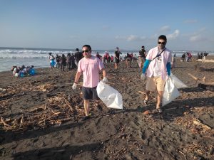 Libatkan 1200 Relawan, Sociolla Gelar Aksi Bersih Pantai Rayakan World CleanUp Day 2023