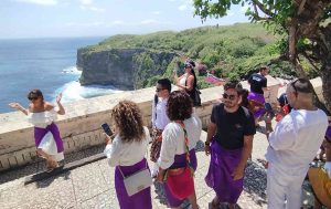 Dikunjungi 6.000 Wisatawan per Hari, Pengelola DTW Uluwatu Targetkan 1,5 Juta Kunjungan Hingga Akhir Tahun