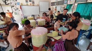 Selain Memanfaatkan Sampah Botol Plastik Menjadi Sofa, Siswa SDN 18 Dangin Puri Juga Diajarkan Berwirausaha Hijau