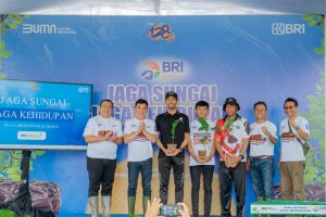 Sambut HUT ke-128, BRI Regional Office Denpasar Bersihkan Sungai dan Tanam Pohon