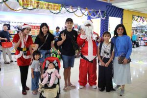 Penumpang Bandara Ngurah Rai Mendapat Kejutan di Hari Natal