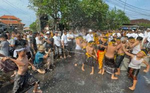Tradisi “Siat Yeh” Banjar Teba Jimbaran, Pangelukatan Agung Simbol Penetralisir Energi Negatif
