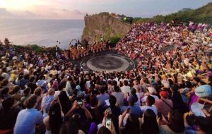 Kecak Uluwatu Jadi Atraksi Paling Indah Berlatar Sunset di Atas Lautan Lepas