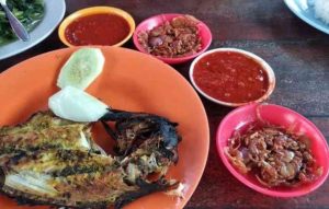 Lesehan Ikan Bakar Tanjung Alam, Nikmati Olahan Seafood Ditemani Indahnya Pantai Lovina