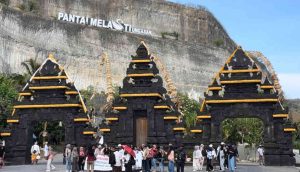 Pengelola Pantai Melasti Tambah Personel Pecalang, Antisipasi Lonjakan Pengunjung saat Libur Akhir Tahun