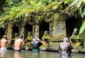 Melukat di Pura Tirta Tadah Uwuk, Pembersihan Diri Dari Kekotoran Baik Sekala Maupun Niskala