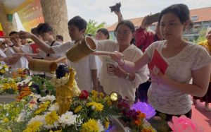 Simbol Pembersihan Pikiran Melalui Prosesi Memandikan Buddha Rupang di Hari Waisak