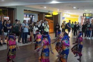 Moment Hari Anak Nasional, Penumpang Cilik di Bandara I Gusti Ngurah Rai Terima Kejutan Spesial