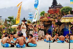 Tari Kecak Tutup Rangkaian Parade Gebogan di DTW Ulun Danu Beratan dan The Blooms Garden