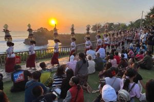 Parade Gebogan Jadi Daya Tarik Pengunjung Pada Pembukaan Tanah Lot Art & Food Festival ke-6