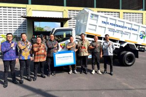 BRI Serahkan Bantuan 1 Unit Dump Truck kepada Kodam IX/Udayana untuk Dukung Pengelolaan Sampah di Bali